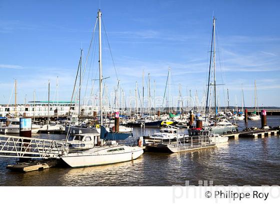 LE PORT DE PAUILLAC, ESTUAIRE DE LA GIRONDE, MEDOC,  AQUITAINE. (33F26925.jpg)