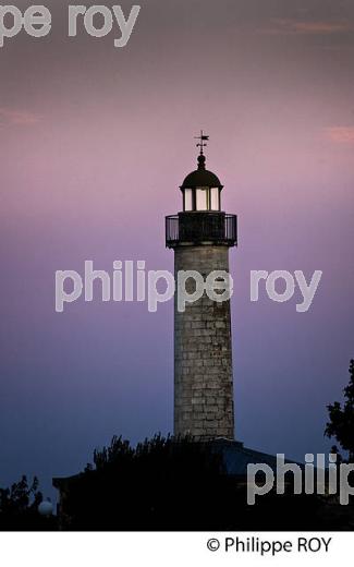 PHARE  RICHARD  SUR  L' ESTUAIRE DE LA GIRONDE,  MEDOC,  AQUITAINE. (33F26938.jpg)