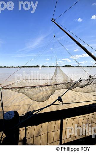 CARRELET DE PECHE , PORT LAGRANGE, ESTUAIRE DE LA GIRONDE, MEDOC,  AQUITAINE. (33F27018.jpg)