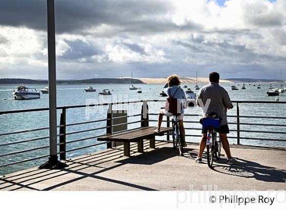 CYCLISTE, JETEE DE BELISAIRE, PRESQU' ILE DU CAP FERRET, BASSIN D' ARCACHON, GIRONDE. (33F27105.jpg)