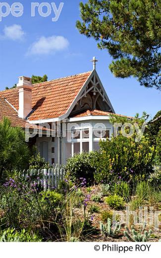 VILLA, QUARTIER DES 44 HECTARES, PRESQU' ILE DU CAP FERRET, BASSIN D' ARCACHON, GIRONDE. (33F27230.jpg)