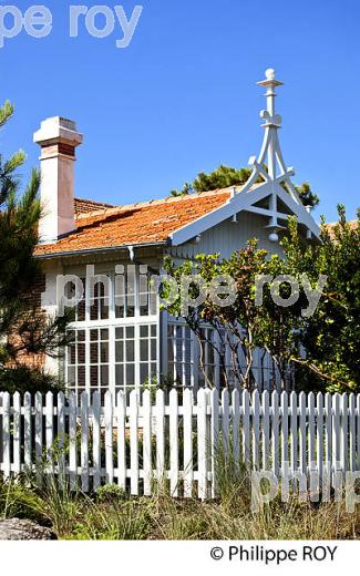 VILLA, QUARTIER DES 44 HECTARES, PRESQU' ILE DU CAP FERRET, BASSIN D' ARCACHON, GIRONDE. (33F27231.jpg)