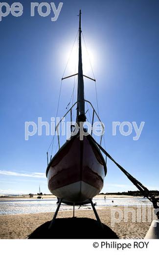 bATEAU A MAREE BASSE, PLAGE DE BELISAIRE, PRESQU' ILE DU CAP FERRET, BASSIN D' ARCACHON, GIRONDE. (33F27418.jpg)