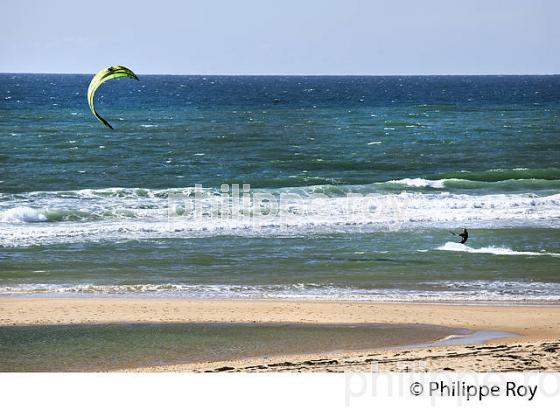 KITE SURF SUR PLAGE OCEANE, PRESQU' ILE DU CAP FERRET, BASSIN D' ARCACHON, GIRONDE. (33F27617.jpg)