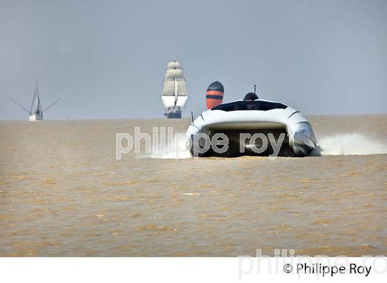 PROTOTYPE CATAMARAN, SOCIETE A2V, TRANSPORT PASSAGERS , ESTUAIRE DE LA GIRONDE. (33F28104.jpg)