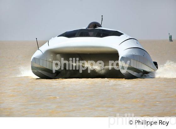 PROTOTYPE CATAMARAN, SOCIETE A2V, TRANSPORT PASSAGERS , ESTUAIRE DE LA GIRONDE. (33F28106.jpg)