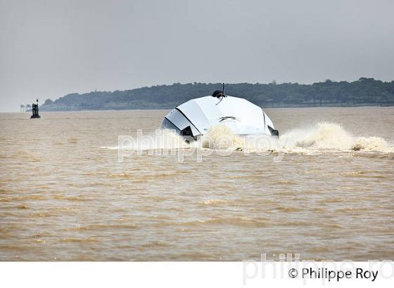 PROTOTYPE CATAMARAN, SOCIETE A2V, TRANSPORT PASSAGERS , ESTUAIRE DE LA GIRONDE. (33F28110.jpg)