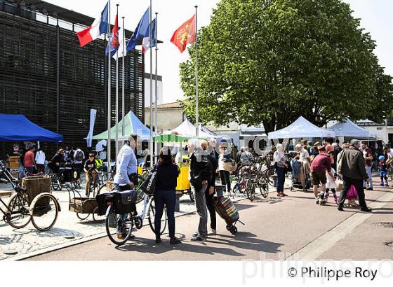 LE MARCHE  DE BRUGES, BORDEAUX METROPOLE, GIRONDE. (33F28123.jpg)