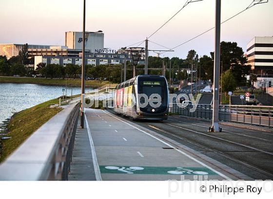 LE TRAMWAY ET LE  LAC DE BORDEAUX , BORDEAUX METROPOLE, GIRONDE. (33F28239.jpg)