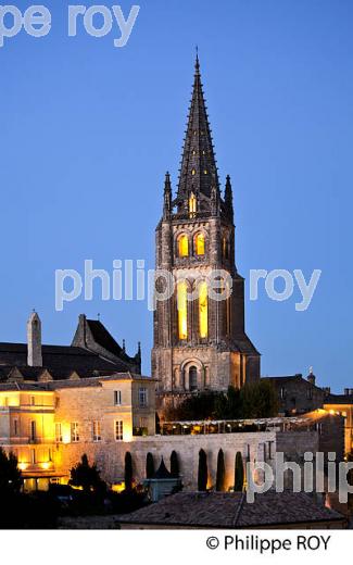 LE CLOCHER DE L' EGLISE MONOLITHE ET LE VILLAGE DE SAINT-EMILION, AU SOIR, GIRONDE. (33F28401.jpg)