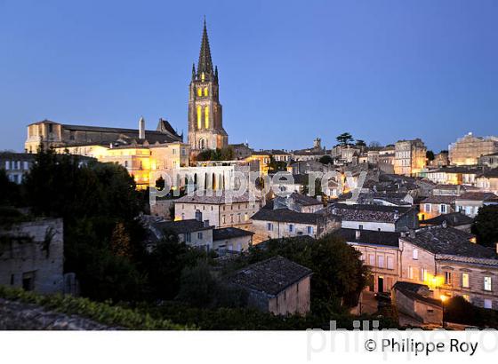 LE CLOCHER DE L' EGLISE MONOLITHE ET LE VILLAGE DE SAINT-EMILION, AU SOIR, GIRONDE. (33F28402.jpg)