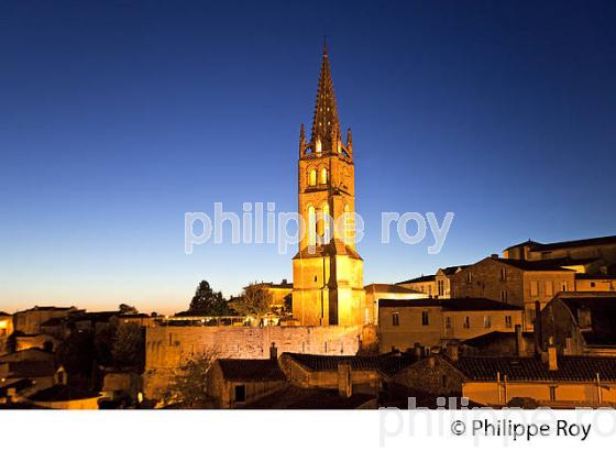 LE CLOCHER DE L' EGLISE MONOLITHE ET LE VILLAGE DE SAINT-EMILION, AU SOIR, GIRONDE. (33F28403.jpg)