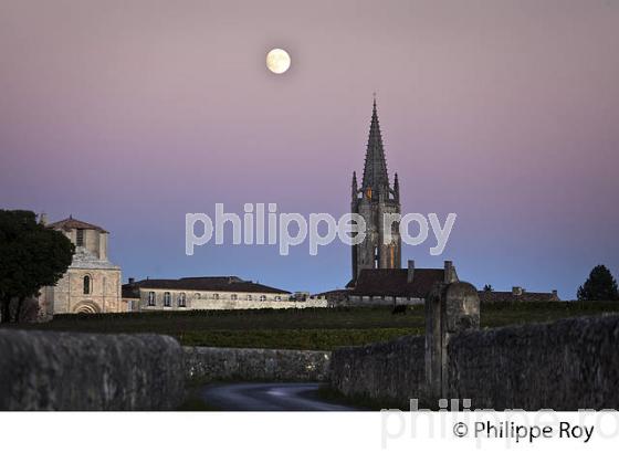 LE CLOCHER DE L' EGLISE MONOLITHE ET LE VILLAGE DE SAINT-EMILION, AU SOIR, GIRONDE. (33F28404.jpg)
