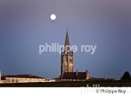 LE CLOCHER DE L' EGLISE MONOLITHE ET LE VILLAGE DE SAINT-EMILION, AU SOIR, GIRONDE. (33F28406.jpg)