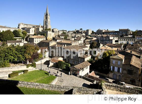 LE CLOCHER ET LE  VILLAGE DE SAINT-EMILION, GIRONDE. (33F28429.jpg)