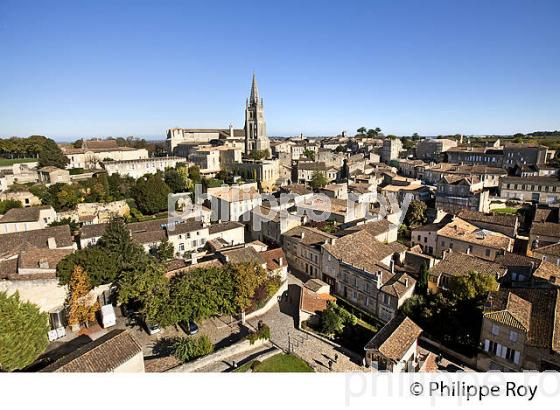 LE CLOCHER ET LE  VILLAGE DE SAINT-EMILION, GIRONDE. (33F28431.jpg)