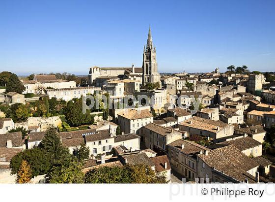 LE CLOCHER ET LE  VILLAGE DE SAINT-EMILION, GIRONDE. (33F28433.jpg)