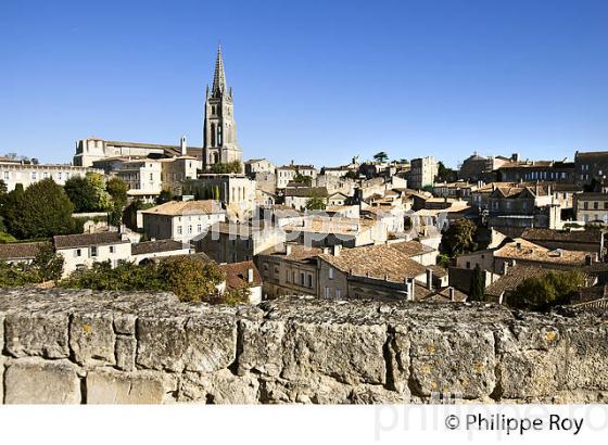LE CLOCHER ET LE  VILLAGE DE SAINT-EMILION, GIRONDE. (33F28435.jpg)