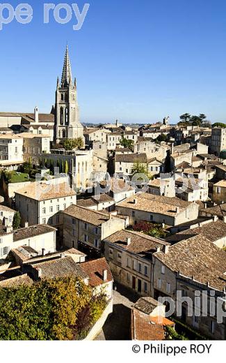 LE CLOCHER ET LE  VILLAGE DE SAINT-EMILION, GIRONDE. (33F28440.jpg)