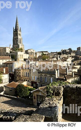 LE CLOCHER ET LE  VILLAGE DE SAINT-EMILION, GIRONDE. (33F28502.jpg)