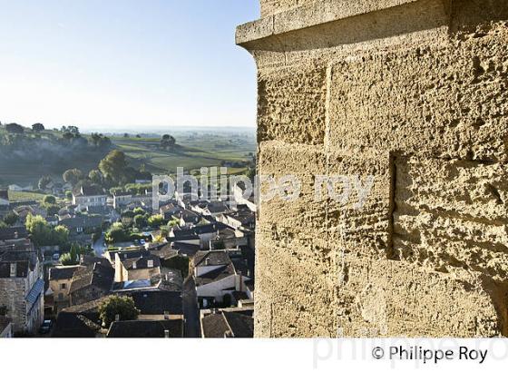 LE  VILLAGE DE SAINT-EMILION, VU DEPUIS LE CLOCHER,  GIRONDE. (33F28508.jpg)