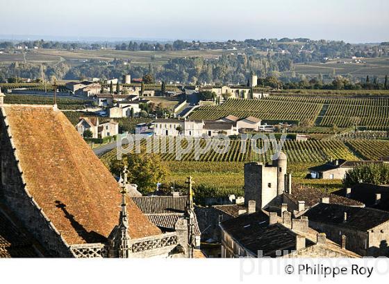 LE  VILLAGE DE SAINT-EMILION, VU DEPUIS LE CLOCHER,  GIRONDE. (33F28512.jpg)