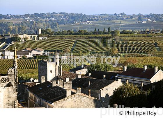 LE  VILLAGE DE SAINT-EMILION, VU DEPUIS LE CLOCHER,  GIRONDE. (33F28522.jpg)