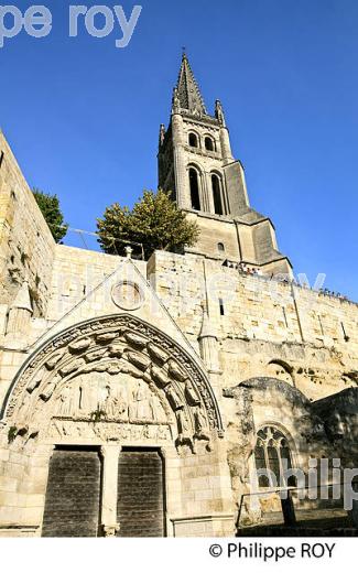 PORTAIL ET CLOCHER DE L' EGLISE MONOLITHE,  VILLAGE DE SAINT-EMILION, GIRONDE. (33F28537.jpg)