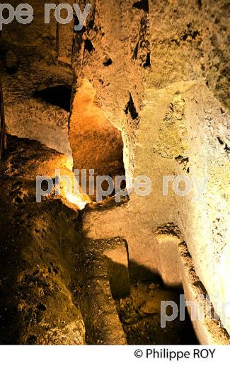 LES CATACOMBES, VILLAGE DE SAINT-EMILION, GIRONDE. (33F28717.jpg)