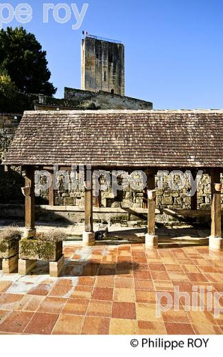 LE LAVOIR DE LA GRANDE FONTAINE ET CLOCHER, CITE DE SAINT EMILION, GIRONDE. (33F28827.jpg)