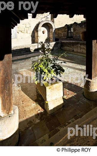 LE LAVOIR DE LA PETITE FONTAINE ET CLOCHER, CITE DE SAINT EMILION, GIRONDE. (33F28829.jpg)