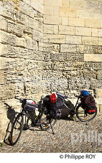 VELO DE CYCLOTOURISTE DEVANTLE MUR DU CLOCHER,, VILLAGE DE SAINT-EMILION, GIRONDE. (33F28839.jpg)