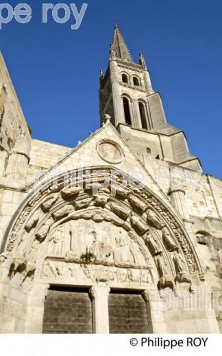 PORTAIL ET CLOCHER DE L' EGLISE MONOLITHE,  VILLAGE DE SAINT-EMILION, GIRONDE. (33F28905.jpg)