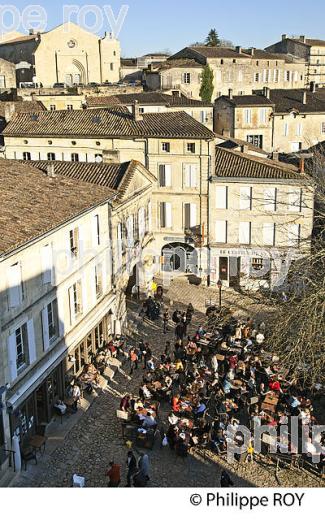 TERRASE DE CAFE,  PLACE DU MARCHE  VILLAGE DE SAINT-EMILION, GIRONDE. (33F28916.jpg)