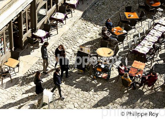 TERRASE DE CAFE,  PLACE DU MARCHE  VILLAGE DE SAINT-EMILION, GIRONDE. (33F28917.jpg)