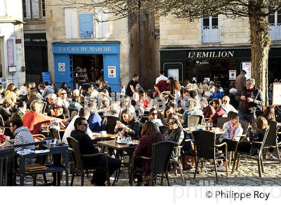 TERRASE DE CAFE,  PLACE DU MARCHE  VILLAGE DE SAINT-EMILION, GIRONDE. (33F28918.jpg)