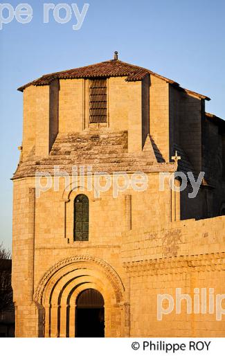 L' EGLISE   COLLEGIALE , VILLAGE DE SAINT-EMILION, GIRONDE. (33F29017.jpg)