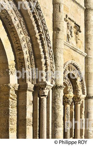 L' EGLISE   COLLEGIALE , VILLAGE DE SAINT-EMILION, GIRONDE. (33F29019.jpg)