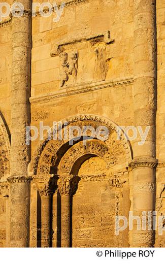L' EGLISE   COLLEGIALE , VILLAGE DE SAINT-EMILION, GIRONDE. (33F29024.jpg)