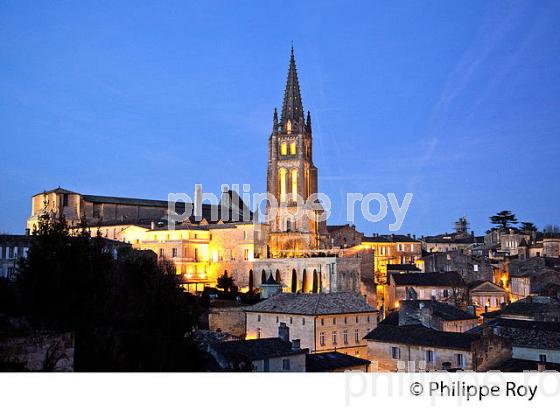 LE CLOCHER DE L' EGLISE MONOLITHE ET LA CITE  DE SAINT-EMILION, AU SOIR, GIRONDE. (33F29107.jpg)
