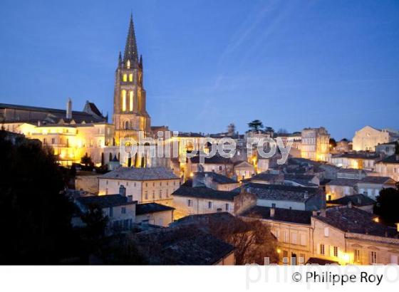 LE CLOCHER DE L' EGLISE MONOLITHE ET LA CITE  DE SAINT-EMILION, AU SOIR, GIRONDE. (33F29108.jpg)