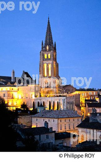 LE CLOCHER DE L' EGLISE MONOLITHE ET LA CITE  DE SAINT-EMILION, AU SOIR, GIRONDE. (33F29109.jpg)