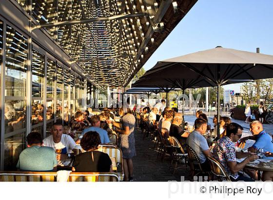 TERRASSE, CAFE, LES HALLES DE BACALAN  , QUARTIER DE BACALAN , BORDEAUX . (33F29719.jpg)