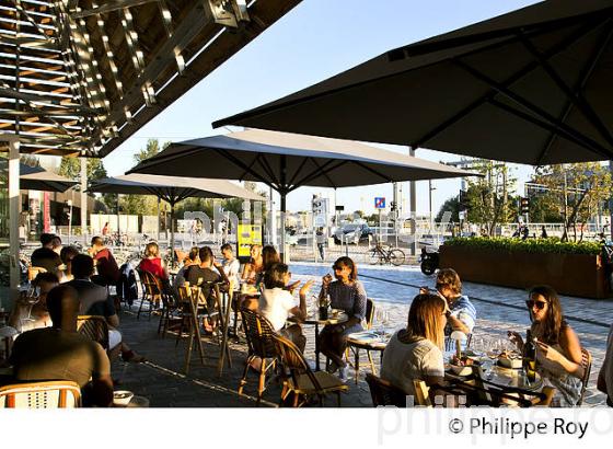TERRASSE, CAFE, LES HALLES DE BACALAN  , QUARTIER DE BACALAN , BORDEAUX . (33F29721.jpg)