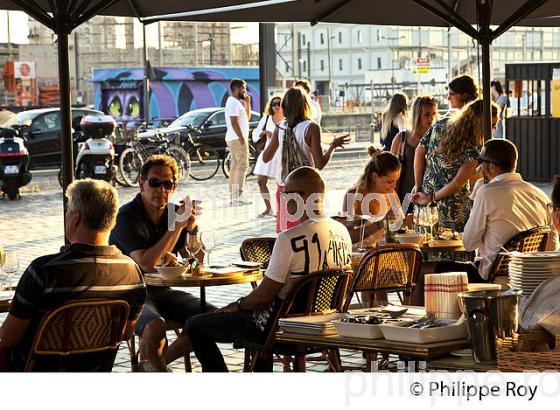 TERRASSE, CAFE, LES HALLES DE BACALAN  , QUARTIER DE BACALAN , BORDEAUX . (33F29723.jpg)