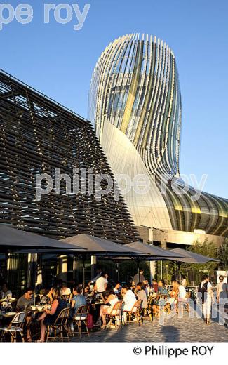 TERRASSE DE CAFE, LES  HALLES  DE BACALAN  ET CITE DU VIN,  QUARTIER DE BACALAN , BORDEAUX . (33F29730.jpg)
