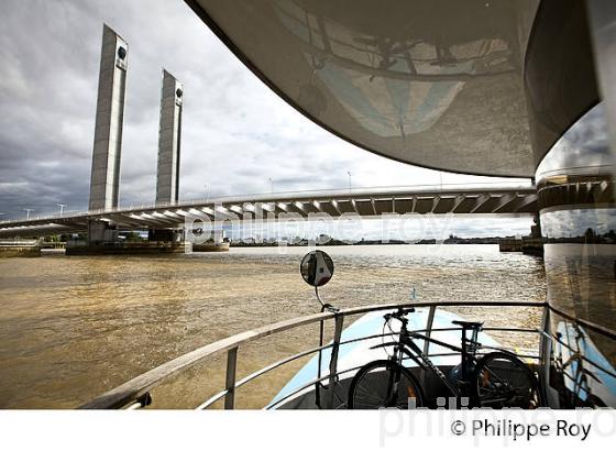 LE BATCUB, AUTOBUS DU FLEUVE, ET PONT CHABAN DELMAS, PORT DE LA LUNE, BORDEAUX. (33F30012.jpg)