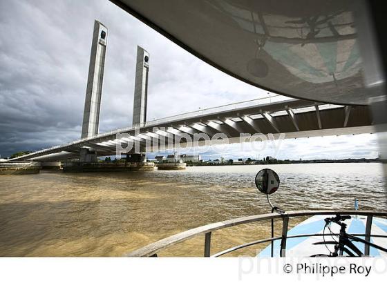 LE BATCUB, AUTOBUS DU FLEUVE, ET PONT CHABAN DELMAS, PORT DE LA LUNE, BORDEAUX. (33F30013.jpg)