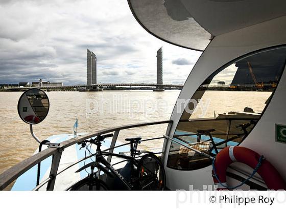 LE BATCUB, AUTOBUS DU FLEUVE, ET PONT CHABAN DELMAS, PORT DE LA LUNE, BORDEAUX. (33F30015.jpg)