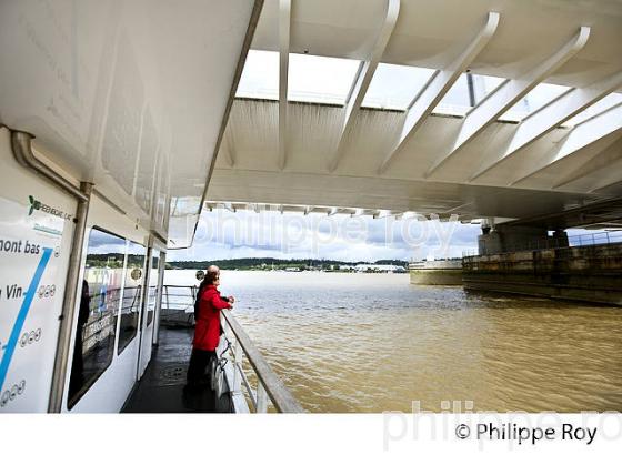 LE BATCUB, AUTOBUS DU FLEUVE, ET PONT CHABAN DELMAS, PORT DE LA LUNE, BORDEAUX. (33F30017.jpg)